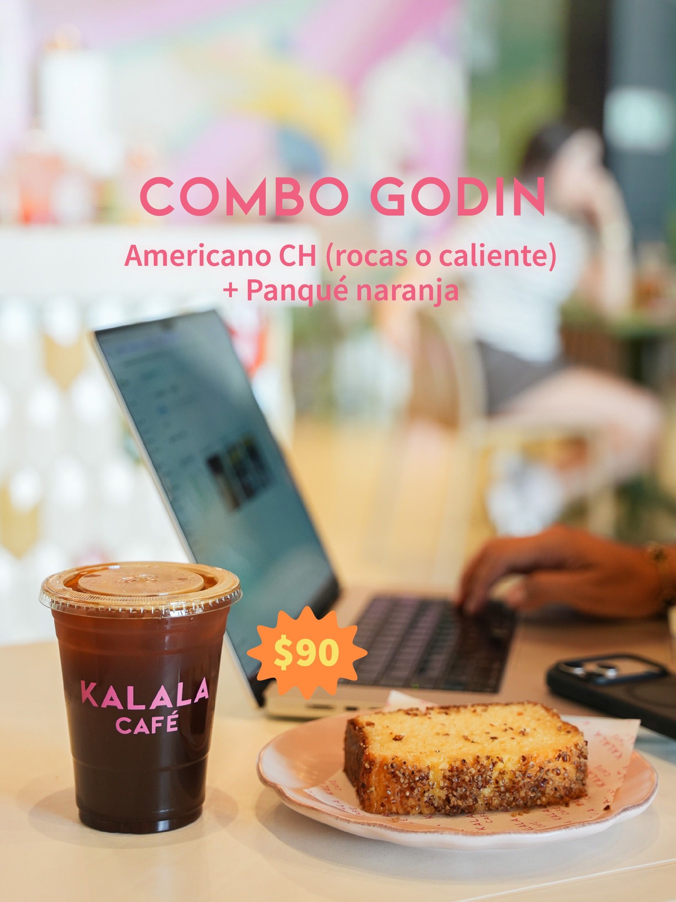 Combo Godín: americano frío y panqué de naranja junto a una laptop
