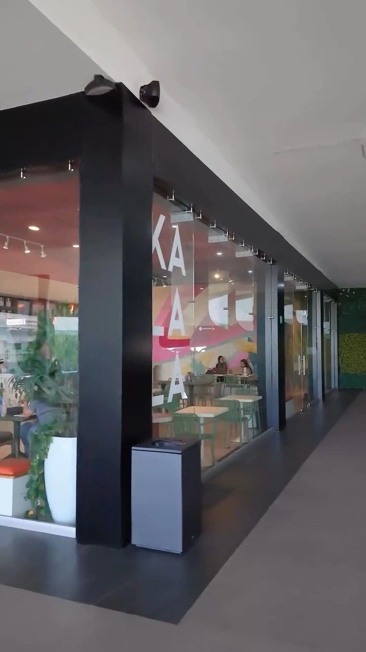 El local de Kalala en Plaza Congreso, con su ventanal y KALALA en vertical